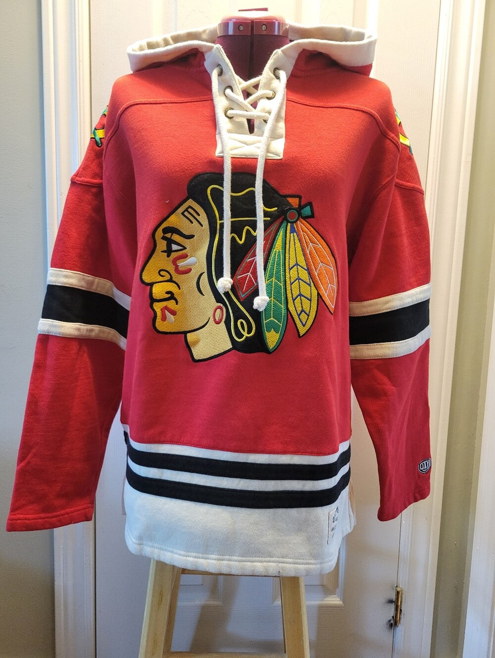 Chicago Blackhawks Lace-Up Hoodie, Size Medium